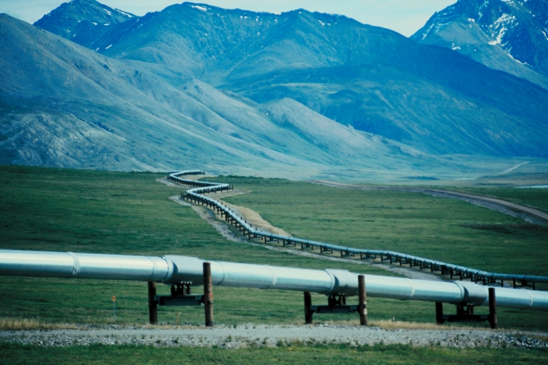 pipeline-againsat-mountain-backdrop (800x533)