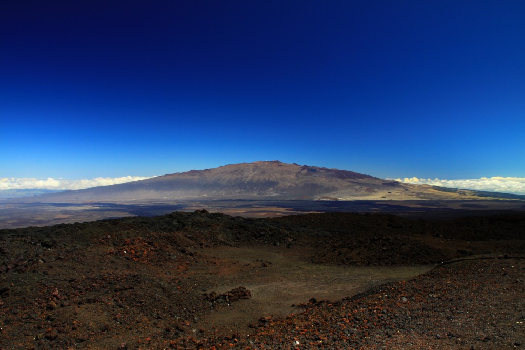 Mauna_Kea_from_Mauna_Loa_Observatory,_Hawaii_-_20100913