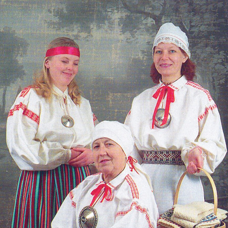 Kaks Lõuna-Eesti rahvarõivastes naist ja üks neiu.