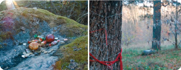 Vasakpoolsel pildil sammaldunud kivi, millele pandud erinevaid münte ja muid väikeseid esemeid, parempoolsel pildil tamm, mille ümber seotud erinevad nöörid ja tagapool veel üks nööride ja paeltega kaunistatud puu