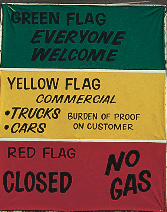 Rohelise, kollase ja punase värviga silt seletamaks, millist värvi lipu korral on võimalik kütust saada
