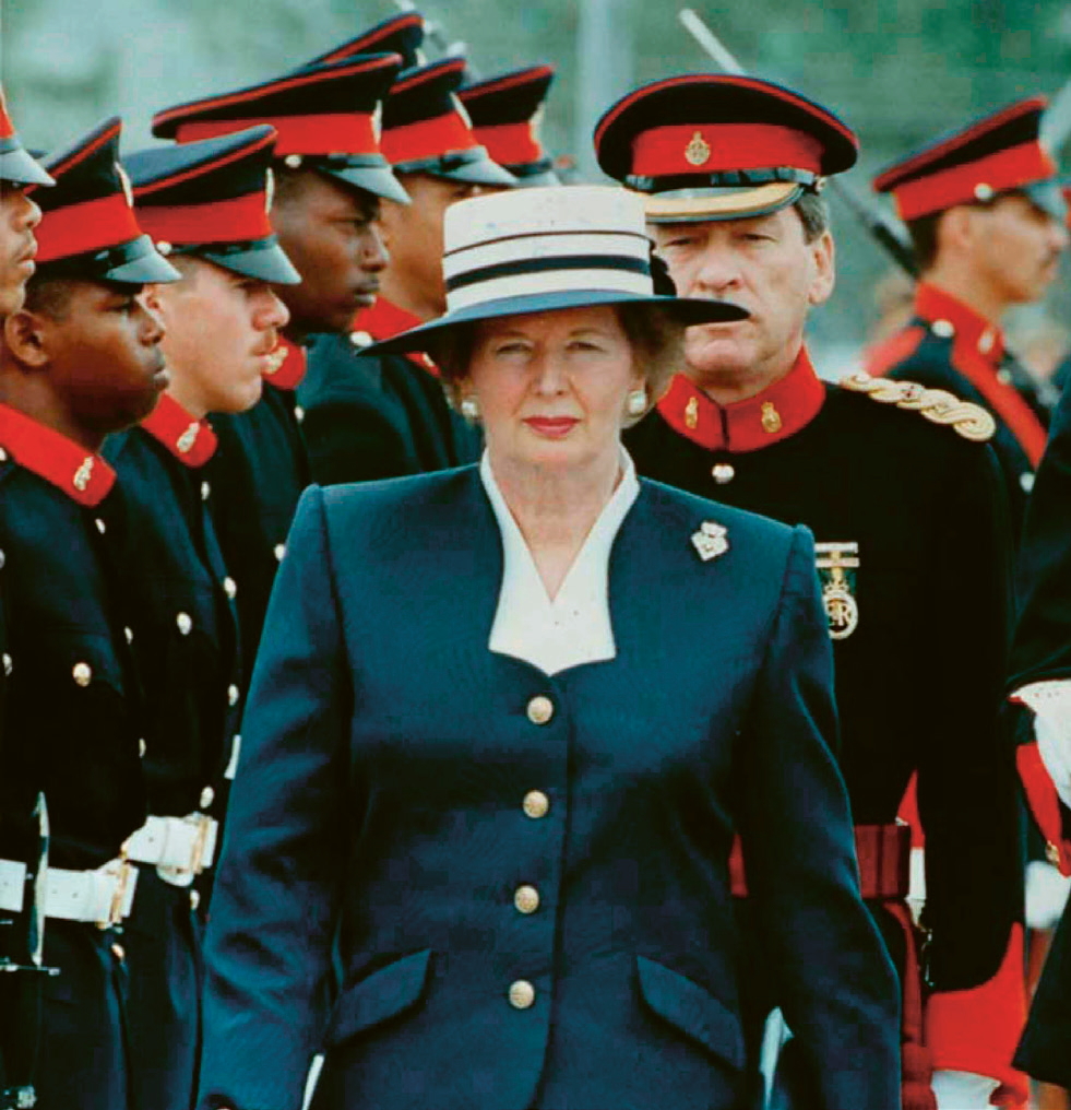 Margaret Thatcher kõndimas, temast ühel küljel seismas vormis valvurid