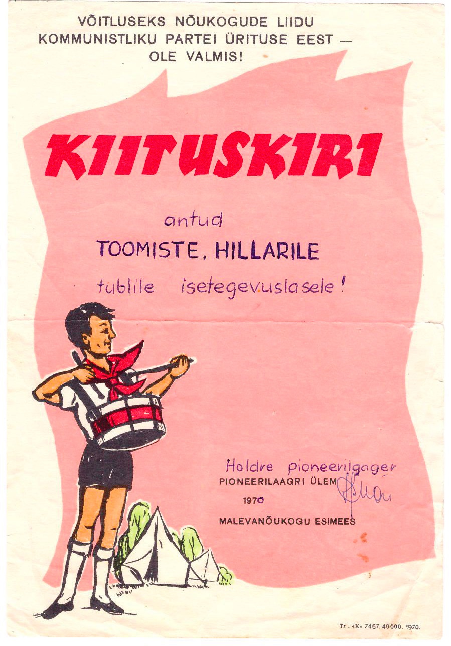 Kiituskiri tekstiga:
Võitluseks Nõukogude Liidu Kommunistliku Partei ürituse eest- ole valmis!
Kiituskiri antud Toomiste, Hillarile tublile isetegevuslasele!
Holdre pioneerilaager
Pioneerilaagri ülem 1970
Malevanõukogu esimees ning allkiri.